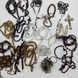 P031 - Biblias y rosarios